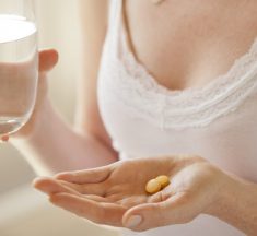 Напитки, которыми опасно запивать лекарства